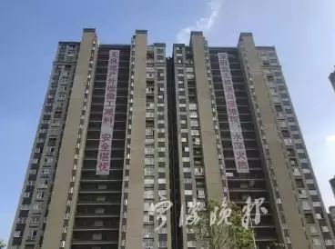 墻大面積開裂、脫落