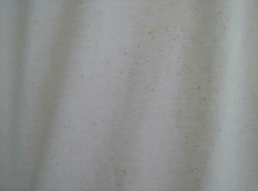 批刮膩子一天后，手觸摸膩子層已經干燥，可涂刷涂料后出現(xiàn)類似于霉斑的黑點，為什么？